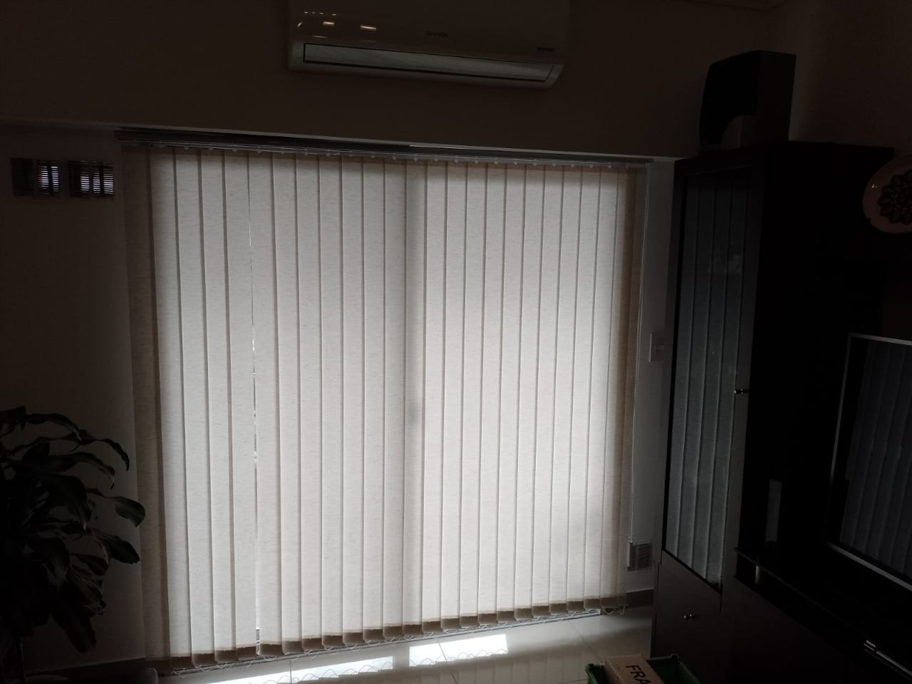 cortinas verticales, cortinas corredizas verticales, black out, sunscreen para ventanas verticales y oficinas. Blackandsun