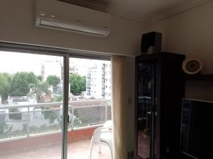 Cortina lamas verticales en Liniers, Caba. Tela Slub-beige para ventana-balcon
