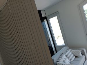 cortina bandas verticales en Miralagos, Brandsen. Tela blackout beige