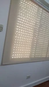 Cortinas roller en Bahia Blanca. Sunscreen beige en dormitorio.