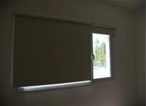 Cortinas Roller en Escobar, Buenos Aires. Black Out natural para dormitorio.