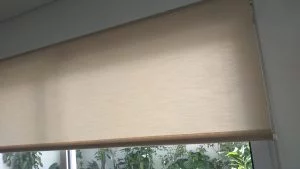 Cortinas roller en Mendoza Capital. Tela traslucida beige Devon media.