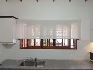 Cortinas roller en Quilmes, Buenos Aires. Sunscreen blanco para cocina.