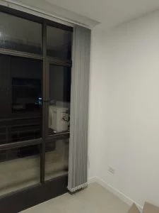 Cortinas bandas verticales en Comodoro Rivadavia, Chubut. Tela black-out-gris