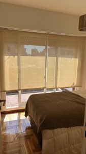 Cortinas roller en Almagro, Capital Federal. Sunscreen beige-beige para dormitorio.