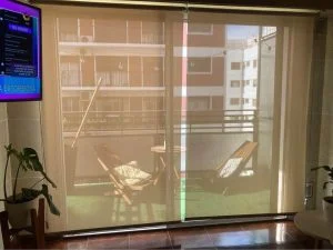 Cortinas roller en Pinamar, Buenos Aires. Screen beige-beige.