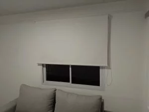 Cortinas roller en Rosario, Santa Fe. Screen para blanco sala de estar.