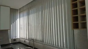 Cortinas verticales en Canning Buenos Aires. Tela BLACKOUT blanca