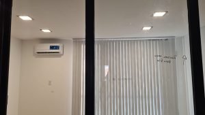 Cortinas verticales para oficina en CABA, Caballito. Tela blackout premium blanco
