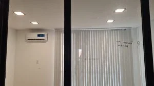 Cortinas verticales para oficina en CABA, Caballito. Tela blackout premium blanco