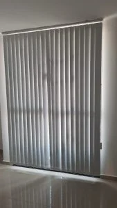 Cortinas bandas verticales Formosa. Tela blackout-natural