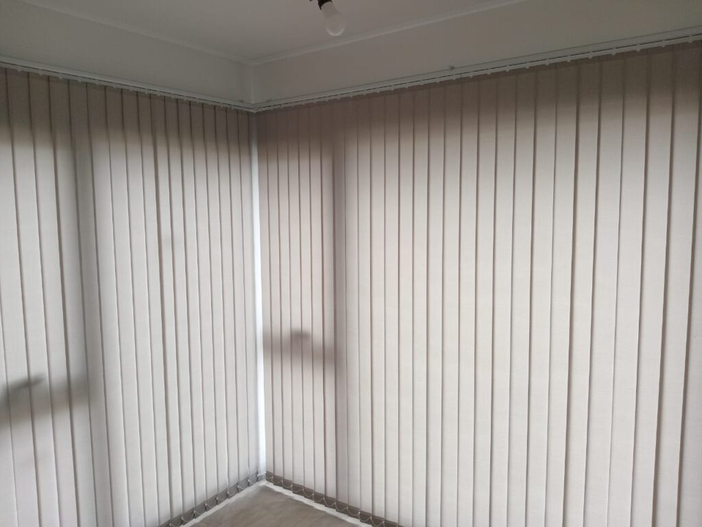 cortina banda vertical traslucida decorativa que deja pasar la luz pero mantiene la privacidad