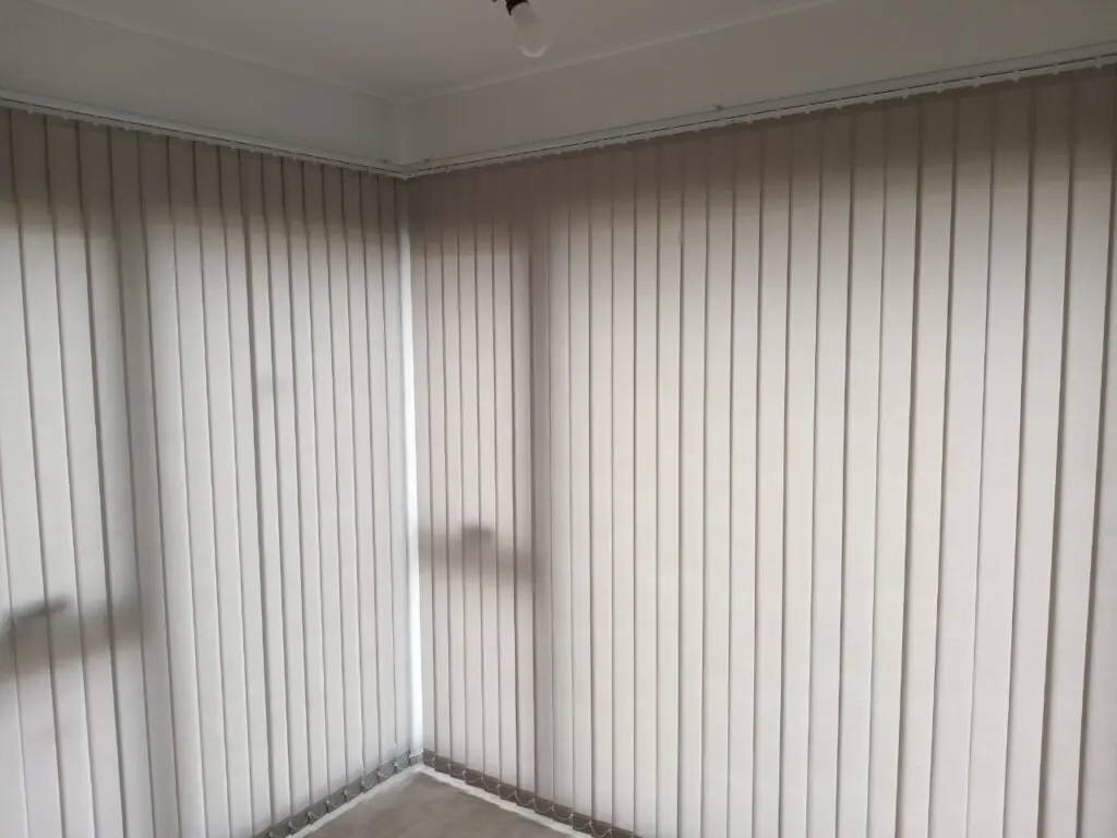 cortinas de bandas verticales traslucida decorativa que deja pasar la luz pero mantiene la privacidad
