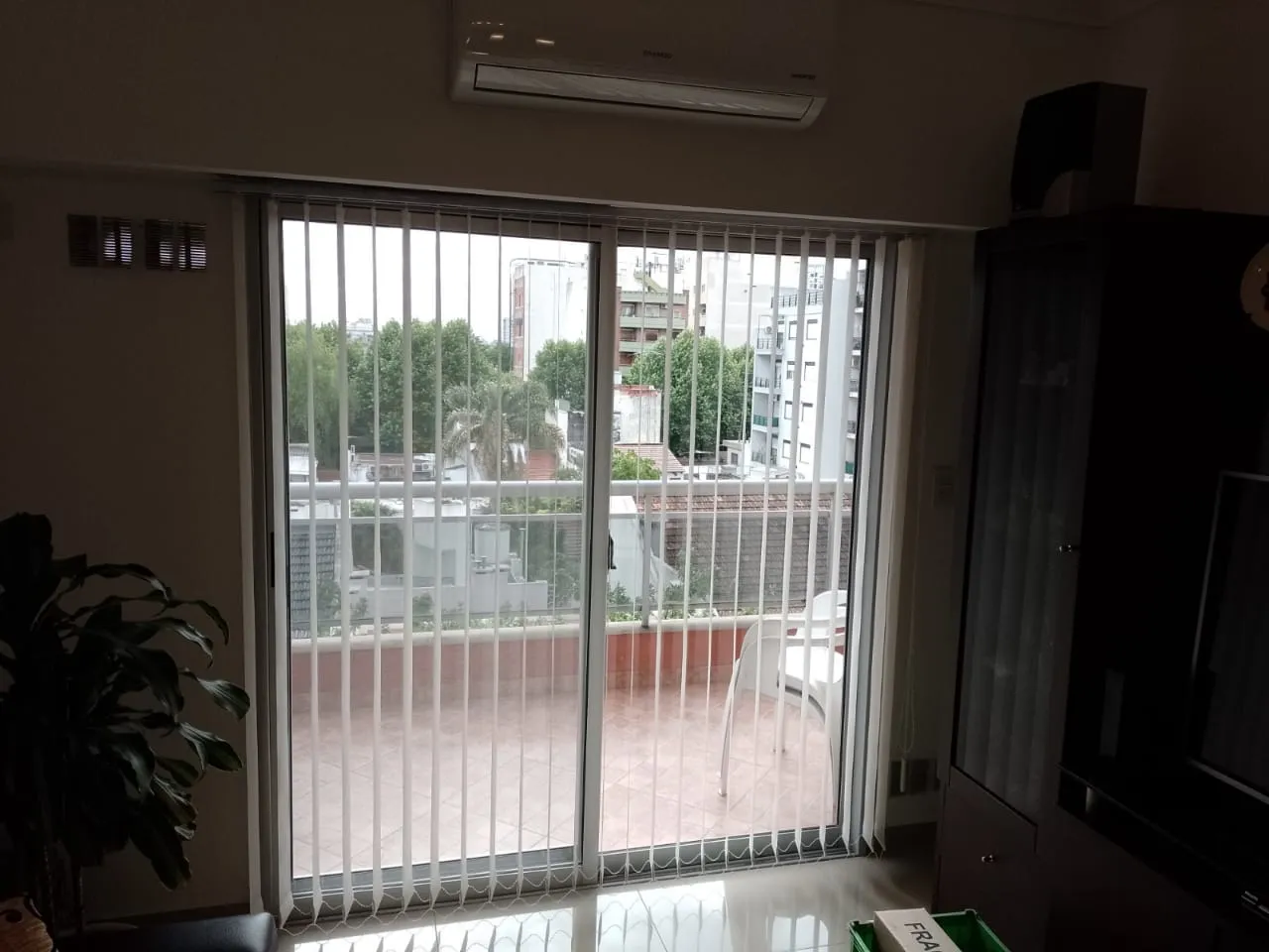 cortinas verticales para living. Tela traslucida no blackout ni screen verticales. Blackandsun