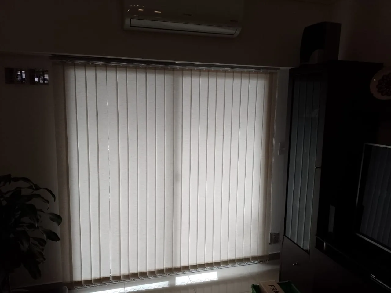 cortina banda vertical traslucida decorativa que deja pasar la luz pero mantiene la privacidad